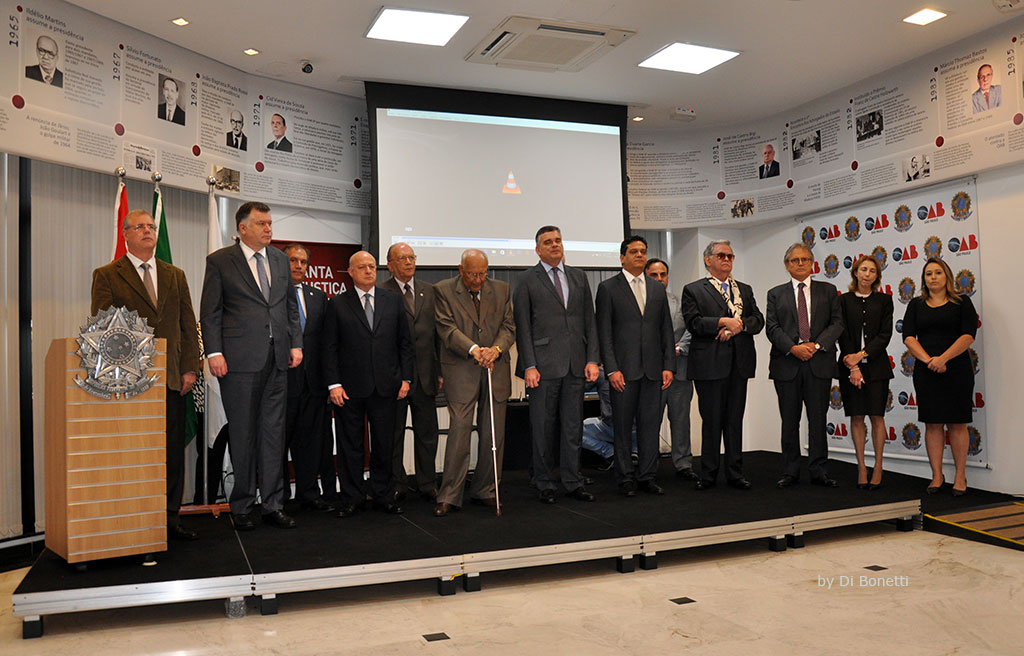Ocuparam o palco, da esquerda para direita, o Presidente da seccional baiana da Ordem dos Advogados do Brasil (OAB-BA), Dr.Luiz Viana Queiroz; o Presidente da OAB/SP, Dr. Marcos da Costa; o Presidente do Instituto dos Advogados de SP, Dr. José Horácio Halfeld Rezende Ribeiro; o Presidente da Associação dos Advogados de SP, Dr. Luiz Périssé Duarte Junior; Presidente da Academia Paulista de Letras Jurídicas, Dr. Ruy Martins Altenfelder Silva; Presidente do Conselho Superior de Direito da Fecomercio, Dr. Ives Gandra da Silva Martins; Dr. Fábio Romeu Canton Filho; O presidente da seccional do Acre da Ordem dos Advogados do Brasil (OAB-AC), Dr. Marcos Vinicius Jardim Rodrigues; Presidente do Sindicato das Sociedades dos Advogados dos Estados de São Paulo e do Rio de Janeiro, Dr. Luis Otávio Camargo Pinto; Dr. Antonio Claudio Mariz de Oliveira; Dr. João Roberto Egydio Piza Fontes; Drª Angela Vidal Gandra da Silva Martins; (...)